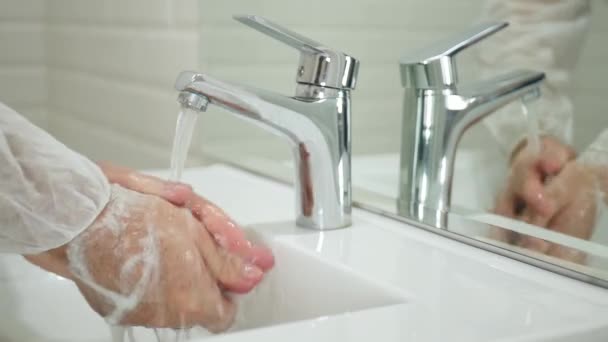 Человек в туалете стирает с мылом и водой, очищает и дезинфицирует руки от вирусов — стоковое видео