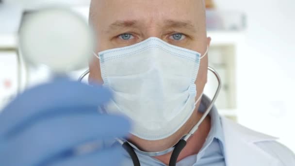 얼굴을 보호 해 주는 마스크를 착용하고 있는 의사, 코로나 바이러스 유행을 막는 격리 된 병실에 장비를 갖춘 의료계 사람 — 비디오