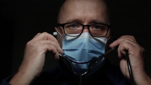 Trage beweging met dokter dragen van beschermende gezichtsmasker, medische persoon met beschermingsmiddelen in een in quarantaine geplaatst ziekenhuis tegen het coronavirus Epidemisch — Stockvideo