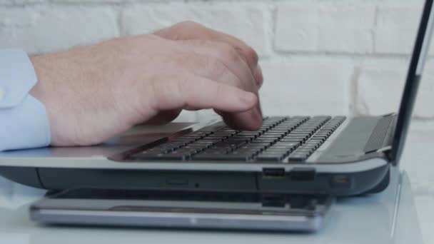 Uomo d'affari che utilizza un computer portatile e lavora online da casa, uomo che accede a una connessione online con l'ufficio — Video Stock