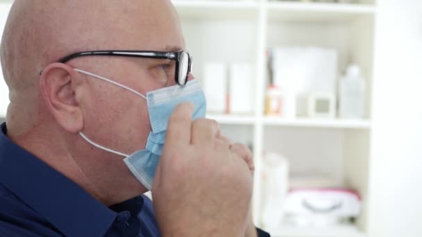 Slow Motion met Doctor beschermd met gezichtsmasker tegen virussen Met behulp van een stethoscoop voor medisch overleg in een ademhalingsziekte — Stockvideo