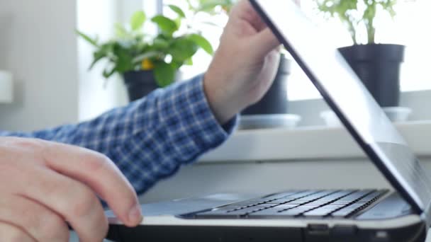 Geschäftsmann in Zeitlupe, der von zu Hause aus mit Laptop und Internetverbindung arbeitet — Stockvideo