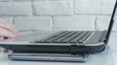 İş Adamı Evden Bilgisayarı Kullanarak Çevrimiçi Bağlantı Kuruyor