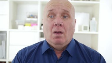 Hasta Yaşlılar Öksürüyor ve Hapşırıyor Virüsler ve Bakteriler Yayılıyor Bu da Koronavirüs Pandemisine neden oluyor