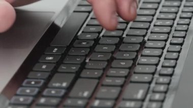 İş Adamı Evden Bilgisayarı Kullanarak Çevrimiçi Bağlantı Kuruyor