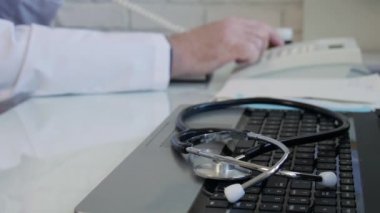 Hastane Ofisinde Bir Doktorla Yavaş Hareket Sabit Hattı Kullanarak Telefon Numarasını Arıyor, Doktor Tıp Kabinesinde Telefon Görüşmesi Yapıyor