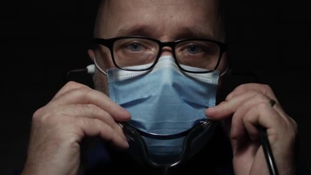 Lekarz noszący maskę ochronną twarzy, osoba medyczna ze sprzętem ochronnym w szpitalu kwarantanny przeciwko epidemii koronawirusa — Wideo stockowe