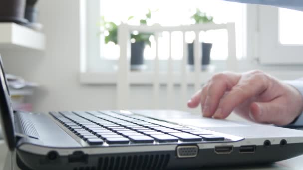 Zakenman Gebruikt een laptop en werkt online vanuit huis, Man Toegang tot een online verbinding met Office — Stockvideo