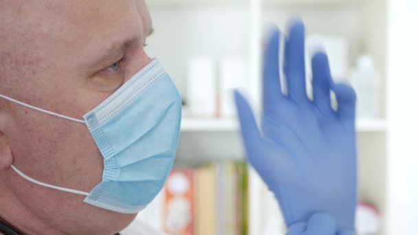 Изображение врача в защитной маске и перчатках, медицинское лицо с защитным оборудованием в карантинной больнице от эпидемии вируса — стоковое видео