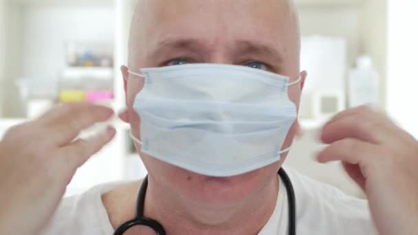 Doctor Image Wearing Protective Face Mask, Medical Person with Protection Equipment in a Quarantined Hospital Against Virus Epidemic — Stock Video