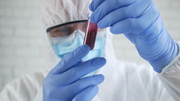 Arts Specialist in het Coronavirus Epidemic Analyzing a Test with Human Blood in Hospital Laboratory — Stockvideo