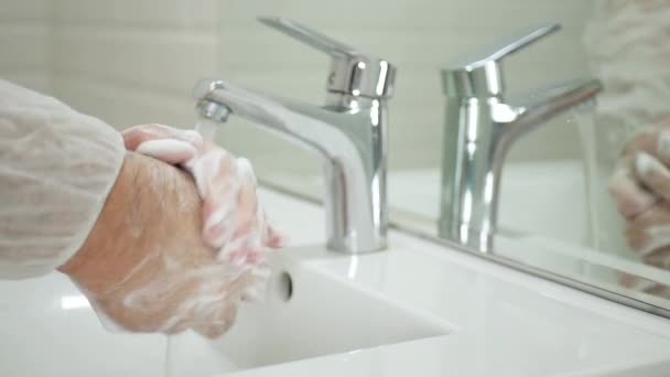 Moción lenta con el hombre en el baño lavándose con jabón y agua limpiando y desinfectando sus manos de los virus — Vídeos de Stock