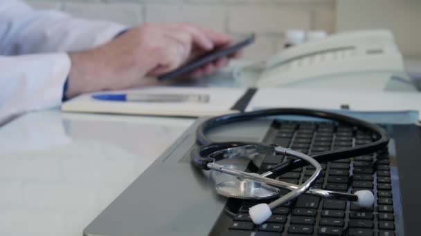 Slow Motion met een arts in het ziekenhuiskantoor sms 'en met behulp van mobiele telefoon netwerk communicatie, arts het verzenden van een bericht op Mobiel vanuit het medisch kabinet — Stockvideo