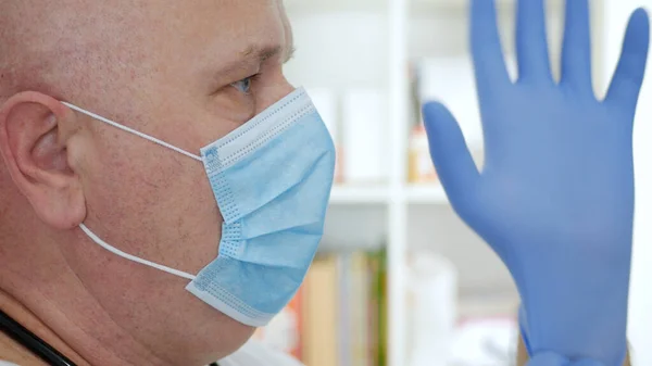 Médico vestindo máscara facial protetora, pessoa médica com equipamento de proteção em um hospital em quarentena contra a epidemia de coronavírus — Fotografia de Stock