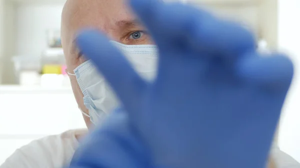 Médico vestindo máscara facial protetora, pessoa médica com equipamento de proteção em um hospital em quarentena contra a epidemia de coronavírus — Fotografia de Stock