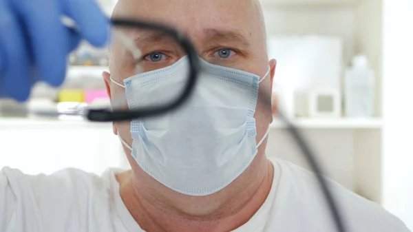 头戴防护面罩的医生、在检疫医院内配备防护设备的医护人员 — 图库照片