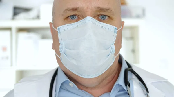 头戴防护面罩的医生、在检疫医院内配备防护设备的医护人员 — 图库照片