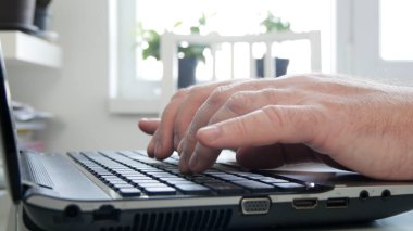 İşadamı Evden Bilgisayarı Kullanıp Çevrimiçi Çalışıyor, Şirket Ofisi ile Çevrimiçi Bağlantıya Erişiyor