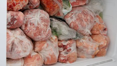 Et ve Sebze Paketleriyle Doldurulmuş Dondurucu Plastik Torbalarda Dondurulmuş Yiyecek Hazırlama İçin Yiyecek Depolanmış
