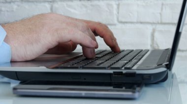 İşadamı Evden Bilgisayarı Kullanıp Çevrimiçi Çalışıyor, Şirket Ofisi ile Çevrimiçi Bağlantıya Erişiyor