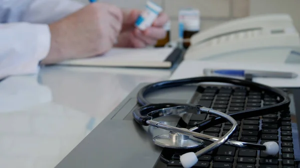 Une image floue avec un médecin du cabinet médical regarde un receveur de médicaments et rédige une ordonnance — Photo
