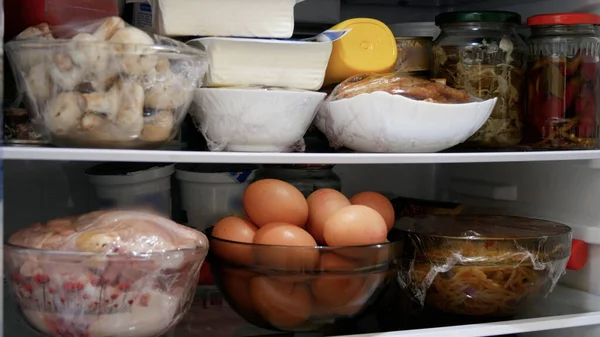 Kühlschrank gefüllt mit zubereiteten Lebensmitteln, Fleisch und Gemüse, Lebensmittelreserve bei kühler Temperatur gelagert — Stockfoto