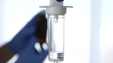 Görüntü Arkaplanda Doktor Bir Hastane Odasında Şırıngayı İntravenöz Tedavi Hazırlıyor
