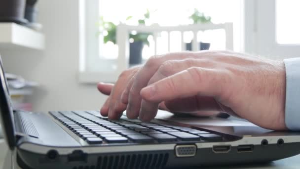 Empresario que usa una computadora portátil y trabaja en línea desde el hogar, hombre que accede a una conexión en línea con la oficina — Vídeo de stock