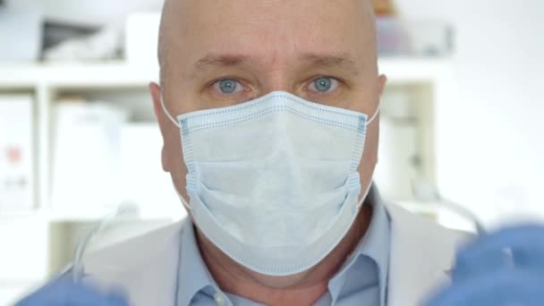 Medico indossando maschera protettiva viso, persona medica con attrezzature di protezione in una stanza d'ospedale in quarantena contro l'epidemia di coronavirus — Video Stock