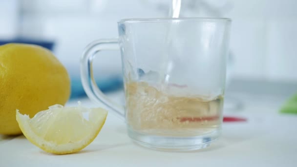 Lassú mozgás Friss édes és forró csésze tea és egy szelet citrom a reggeli idő reggel — Stock videók