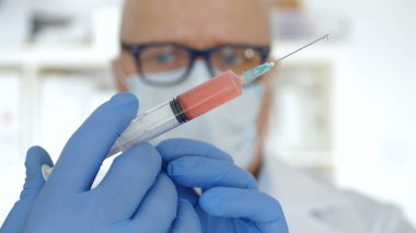 Doktor Eldivenleri ve Maskeyi Korumak Eldivenleri Ellerinde Tutarken Bir Aşı, Panzehir ve Covid-19 Virüs Tedavisi