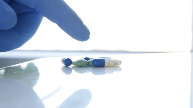 Doktor Eller Eldiven Koruması Takıyor Hastane Odasında Tedavi İçin İlaç Seçiyor