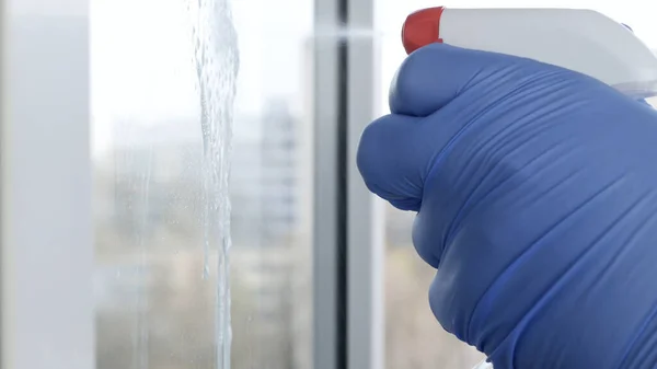 Close Up Man Mãos com Luvas de Proteção Limpando uma Janela Usando Líquido Pulverizado Desinfetando Contra a Contaminação por Vírus — Fotografia de Stock