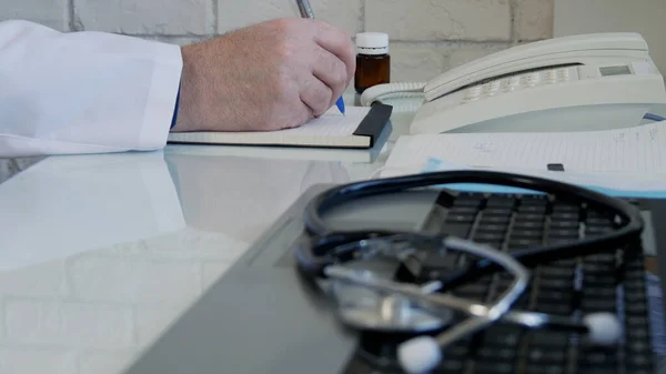 Un médecin du cabinet médical examine un receveur de médicaments et rédige une ordonnance — Photo