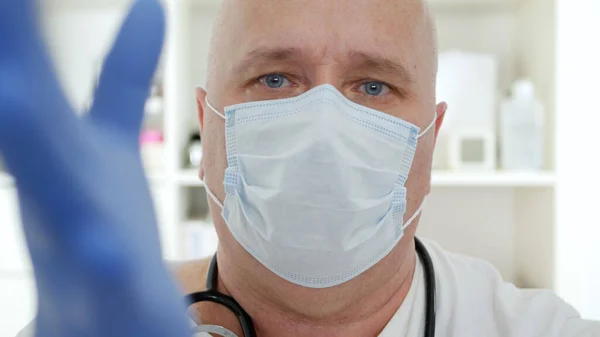 医生佩戴防护面罩，在隔离医院内配备防护设备的医护人员，对抗COVID-19大流行 图库照片