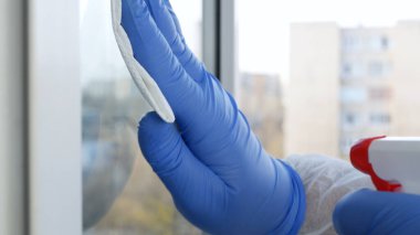 Erkek Ellerini Koruyucu Eldivenle Kapat Pencereyi Temizle Sıvı Temizleme ile Virüslere Karşı Temizleme