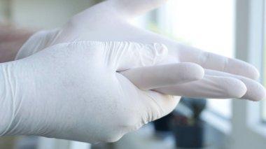 Sosyal Mesafe Yaşam Tarzı, Eldivenleri Ellerine Koruyucu Eldiven Takan Adam Onları Dikkatlice Düzelten Doktor Koruyucu Eldiven Kullanıyor
