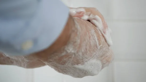 Person wäscht sich die Hände mit Seife und Wasser, reinigt und desinfiziert gegen Viren und Krankheiten — Stockfoto