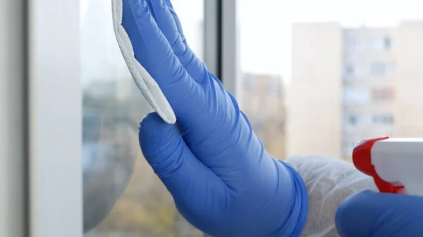 Close Up Uomo mani con guanti di protezione Pulizia di una finestra utilizzando spruzzato liquido disinfezione contro i virus Contaminazione — Foto Stock