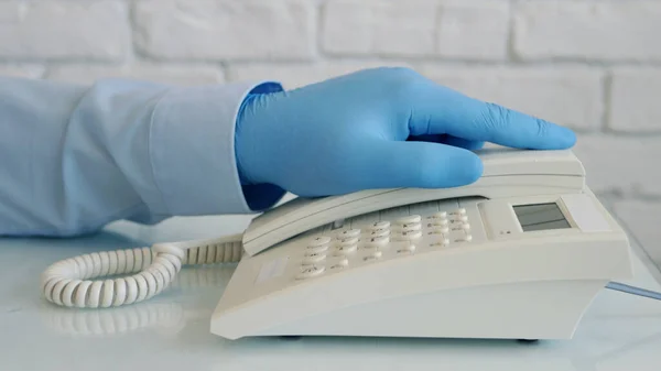 Uomo che indossa guanti di protezione nelle mani utilizzando la comunicazione telefonica, stile di vita sociale di distanza — Foto Stock