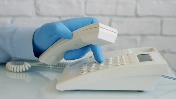 Elleri Koruma Eldiveni Giyen Adam Telefon İletişimi, Sosyal Uzaklık Yaşam Tarzı Kullanıyor