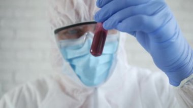 Korunma Giysisi Giyen Bir Doktorla Yavaş Hareket Hastane Laboratuvarında Coronavirüs Enfeksiyonu ile Kan Testi Analiz Et