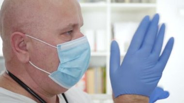 Koruyucu Yüz Maskesi ve Eldiven Giyen Doktor Görüntü, Virüs Salgınına Karşı Karantina Hastanesinde Koruyucu Teçhizatlı Tıbbi İnsan