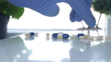 Ağır Çekim Doktoru Eldiven Koruması Takıyor Hastanede Tedavi İçin Tıbbi İlaç Seçiyor