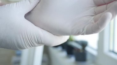Covid-19, Sosyal Mesafe Yaşam Tarzı ile Kirlenmeye Karşı Eldivenlerini Sabitleyen Bir Adamın Yavaş Hareketi