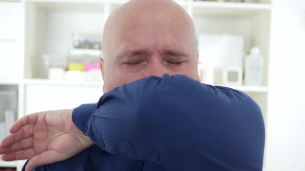 Медленное движение с больным пожилым человеком кашляет и чихает вокруг COVID-19 и бактерий, вызывающих коронавирусную пандемию — стоковое видео