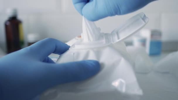 Movimento lento con mani protette con guanti che utilizzano salviette umidificate per la disinfezione e la pulizia — Video Stock