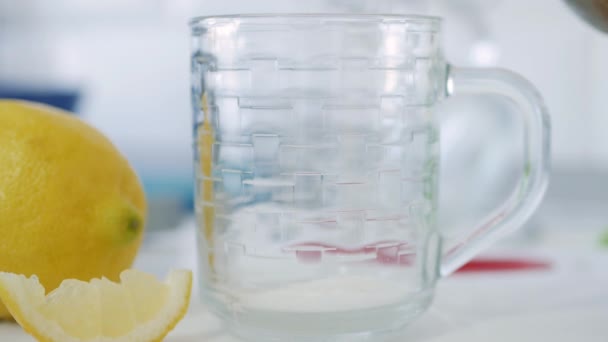 Чай и слайс лимона на завтрак по утрам — стоковое видео