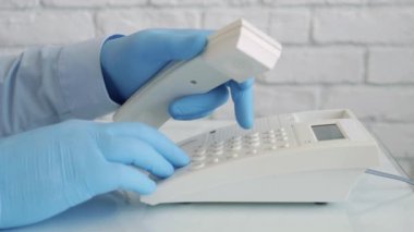 Ellerinde Koruyucu Eldiven Giyen Adamla Yavaş Hareket Telefon İletişim, Sosyal Mesafe Yaşam Tarzı