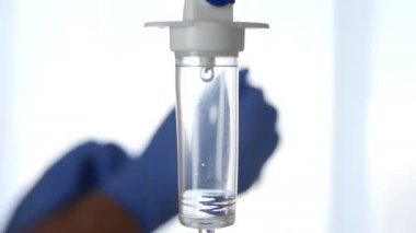 Görüntü Arkaplanda Doktor Bir Hastane Odasında Şırıngayı İntravenöz Tedavi Hazırlıyor
